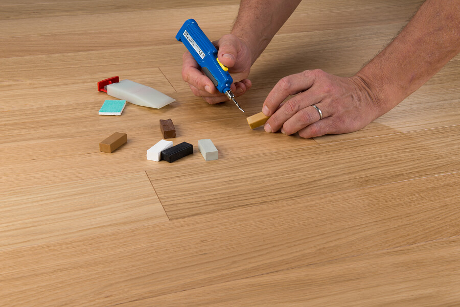 How to repair scratches or stains on your wooden floor - Parky